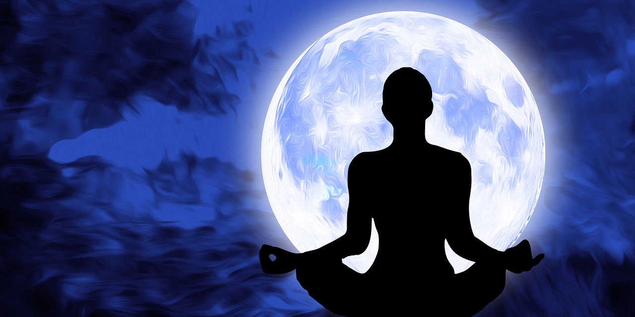 yoga-zen-meditation-au-clair-de-lune-fond-bleu-nuit