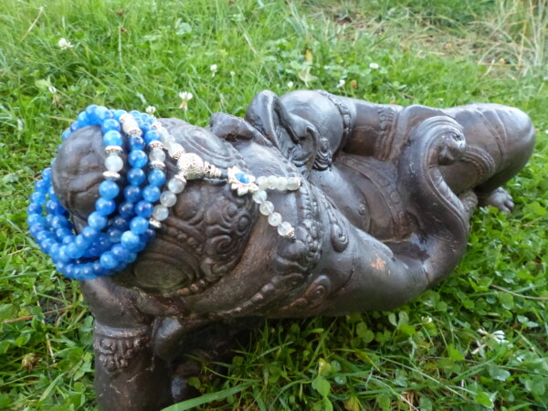 Ganesh allongé sur lit d'herbe paré d'un Mala Intentionnel fait main de Cyanite et Labradorite