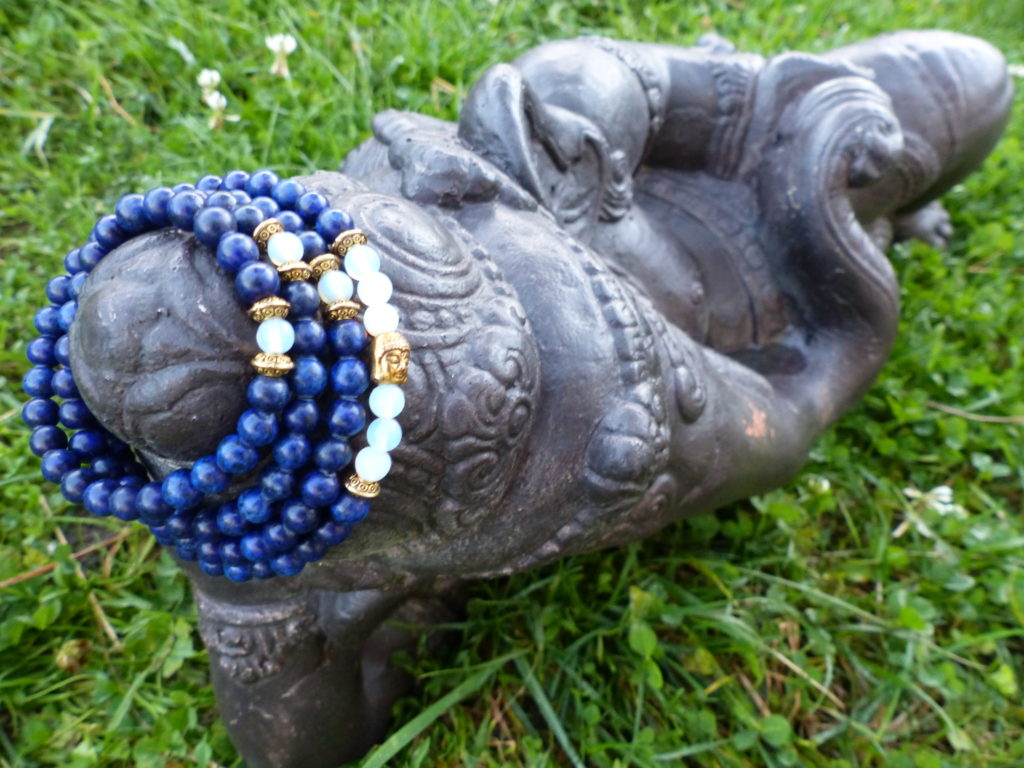 Ganesh allongé sur lit d'herbe paré d'un Mala Intentionnel fait main de Lapis Lazuli et d'Opale